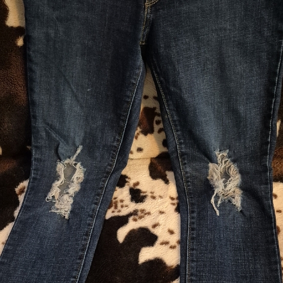 Levi's Ankle Jeans in Deep Blue with Ripped Knees - Picture 5 of 9